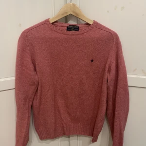 Morris tröja - Fin stickad Morris tröja i mycket gott skick i storlek L men skulle säga att den är liten i storleken. Är lite förliten för mig som är 180 cm.