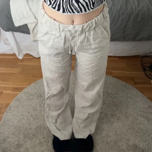 Linnebyxor 🫶🏼 - Jättesnygga linnebyxor från A-design i bra skick😇 säljer pga att dom är lite stora på mig som vanligtvis har s🫶🏼🫶🏼