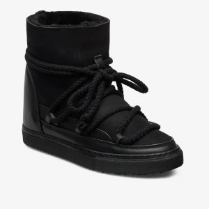 Svarta Inuikii - Säljer inuikiis som är använda men i bra skick 💕de är de modellen utan klack! köpta för 2700 kr 