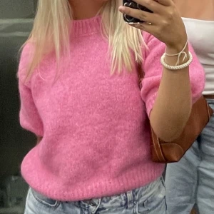 Zara tröja - Säljer denna så fina rosa tröja från zara då den inte används längre. Storlek M. Skriv för fler bilder💞🥰🫶🏼😍