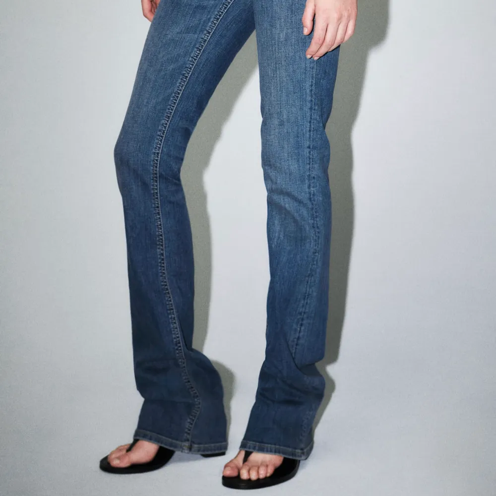 Säljer helt oanvända zara jeans i storlek 32, dom var tyvär för små för mig så säljer dom💞💞. Jeans & Byxor.