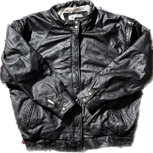 Jofama trend- skinnjacka  - Jättefin svart skinnjacka i äkta läder, bra skick då den inte kommit till användning. Kom gärna med prisförslag♥️