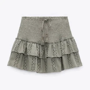 Zara kjol - Säljer denna skjulen ifrån zara, använd typ 1 gång så nyskick. De är inbyggda shorts i dom. Priset kan gå att diskuteras.