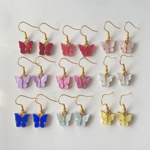 Örhängen  - Fjärils örhängen 🦋finns i 9 färger☺️ vissa färger finns det bara ett par av och vissa finns det fler av🫶🏼 jag står för frakten 