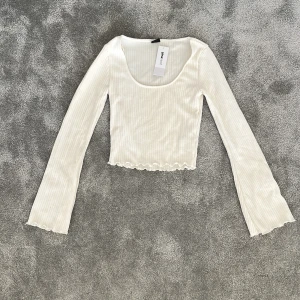 Vit topp - En jätte fin vit topp från Gina som tyvärr aldrig har kommit till användning. Storlek Xs 💕