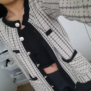 Stickad tröja - Fin pch skön tröja i typ stickat material. Nästan aldrig använd. Brun beige i färgen.