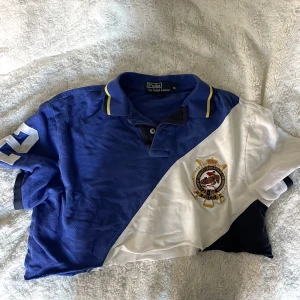 Polo Ralph Lauren crop top - en Ralph Lauren polo som jag har croppat. riktigt gulligt till sommar och passar bra till många olika outfits!! passar nog bäst på 38 men passar säkert fint på 36/40 också ♡ en M i herrstolek :)