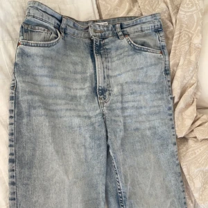 Oanvända jeans från Bershka - Aldrig använda pga för stora. Normala i storleken och stretchiga.  Skriv för fler bilder 🤎