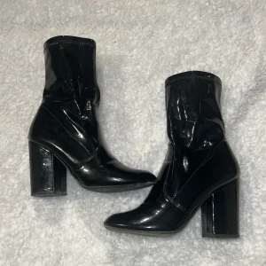 Stövlar i lack - Skitsnygga och sköna lackstövlar i storlek 38.❣️❌Skorna är välanvända. Repor och mindre slitningar förekommer (se bild 2 och 3) därav priset.❌ Hör gärna av er innan köp för fler bilder på slitningarna!