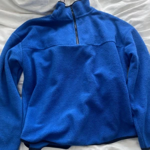 Royal blue H&M fleece/zip up - Gör att man bli varm. Är jätte mjuk och bekväm. Använder inte längre. 