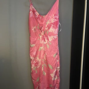 SOMMAR KLÄNNING  - Oanvänd klänning perfekt för sommarn.  💞 Nypris 500;-kr 