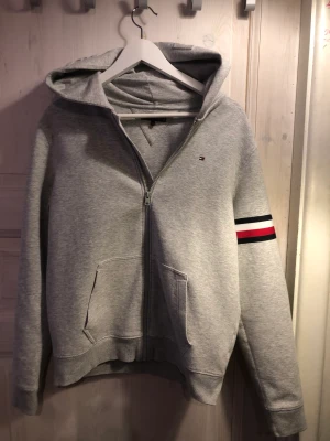 Tommy hilfiger zip hoodie - Skön tröja har aldrig kommit till användning då jag köpte den för 1,5 år sedan och den varit lite stor köpte den för ca 700. Pris kan diskuteras.