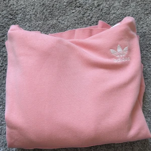 Adidas hoodie  - Säljer denna rosa Adidashoodien💕 Den är i storlek XS skulle jag säga i dam, men skulle passa S och kanske M också💕