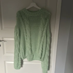 Stickad tröja - Säljer min kabelstickade chunky tröja från melissa bentsen x na kd. Använd några få gånger, inte riktigt min stil så jag tänkte sälja den💗 den är stor i storleken och det står att den är s-m men ät storbi storleken. skriv för fler bilder. Urs pris 549kr
