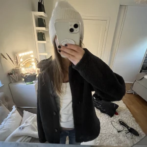 Uniqlo jacka - Säljer min dö snygga uniqlp jacka då den inte kommer till andvändning! Såå fin nu till våren nu när Teddy också blivit så trendigt!