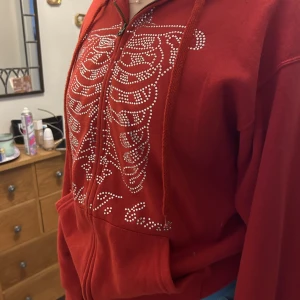 Paljett zip hoodie - Hej, säljer min coola paljett zip hoodie, säljer då det inte riktigt är min stil, den är nästan helt oanvänd och är i perfekt skick, köpt för 600 säljer 350💕 Priset kan diskuteras 