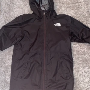 TheNorthFace - Väldigt skön och tunn regna jacka perfekt för Våren/Hösten.   Inga fläckar/skador på jackan. Säljer denna jacka eftersom jag vuxit ur den har storlek S men jackan är 13-15 years XL Barn, är 178 men jackan sitter tight så rekommenderar folk som är 163-175