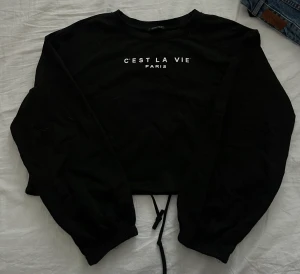 Sweatshirt svart - Svart sweatshirt i crop top modell från SHEIN. Använd 5-6 gånger