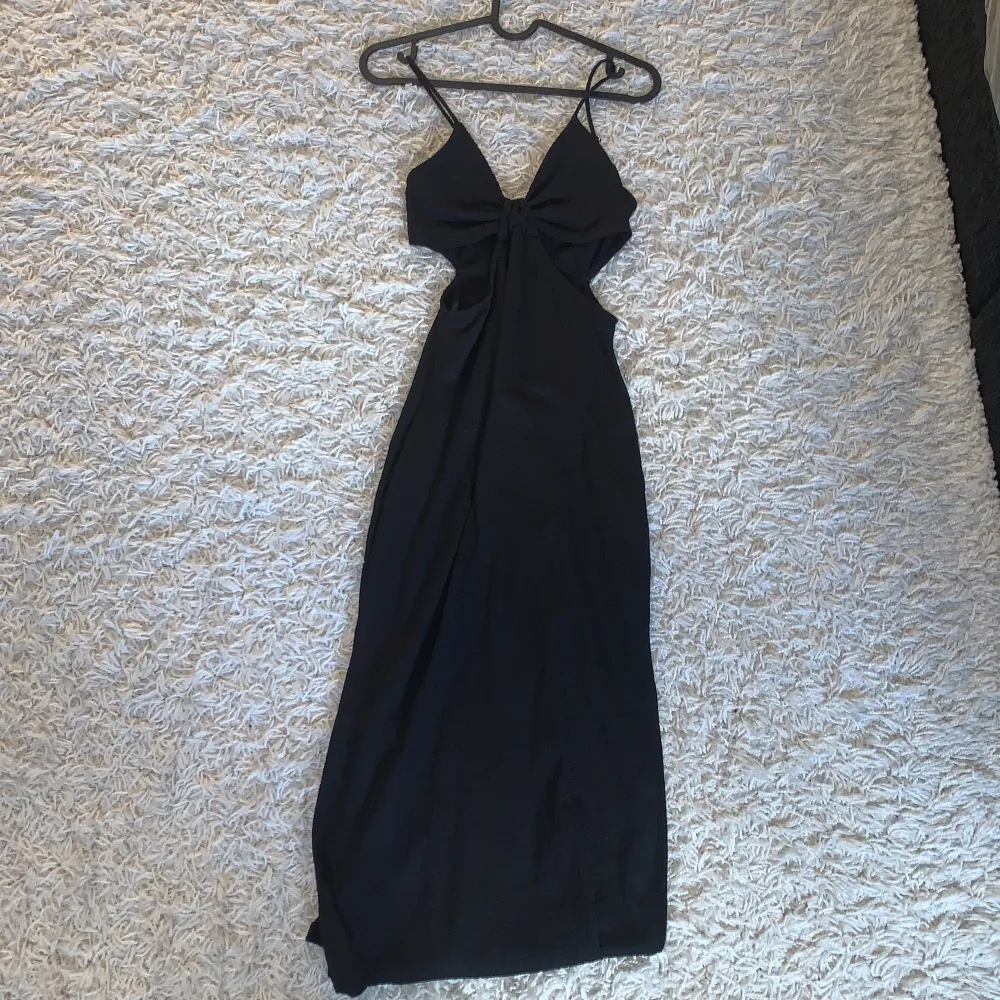 Bershka klänning svart med cut outs stl xs. Originalpris 400kr. Använd fåtal ggr. . Klänningar.