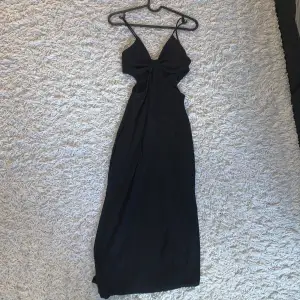 Bershka klänning svart med cut outs stl xs. Originalpris 400kr. Använd fåtal ggr. 