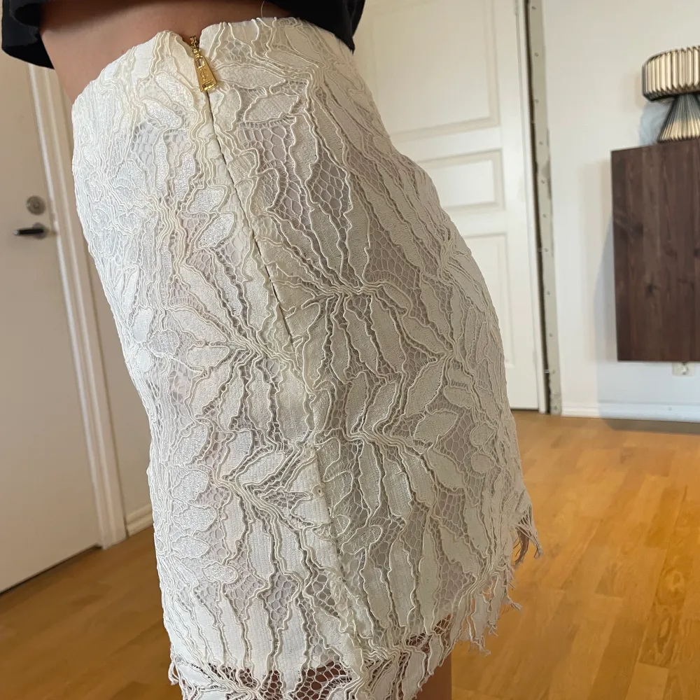En vit, kort, snygg kjol från Juicy Couture.  Köpt i London  för nått år sedan  Storlek 2, som en XS Endast använt 2-3 gånger . Kjolar.