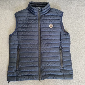 Colmar väst - Säljer en skitsnygg colmarväst i storlek M. Mörkblå. Den är i nyskick och har bara testats. True to size. 