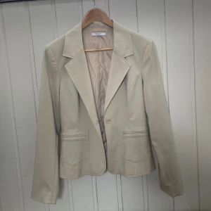 Kostym vila - Beige kostym med vita kritstreck från vila köpt secondhand! Stl L men snygg oversize också. Lite lite axelvadd 