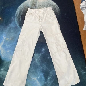 Vita cargo jeans🤍 - Vita cargo jeans från hm , super snygga ❤️😘