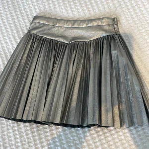 Zara skinnkjol i silver - Len på insidan och är skön👍💕