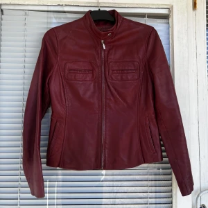 RÖD LÄDERJACKA - Röd vintage läderjacka (äkta läder) säljes. Superfint skick, strl: 38. Kan skicka bild på hur den sitter♥️
