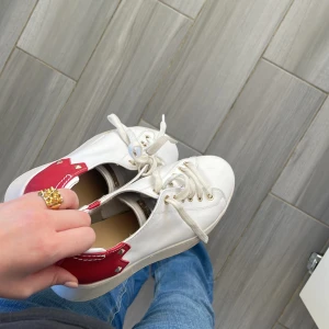 Vår skor  - Säljer dessa superfina skor från ett italienskt lyxigt märke som heter geox❤️ dem är knappt använda och nypris va 2500💗för en snabb affär kan jag gå ner i pris