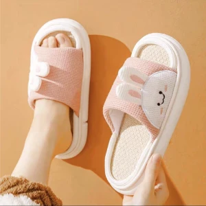 Söta tofflor - Ett par jätte söta inomhus tofflor! Super sköna då sulan är tjock och jätte mjuk. Helt oanvända, taggen sitter kvar. Storlek 36-37❤️❤️