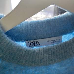 Supermysig tröja i fin blå färg!💙 Köpt på Zara, men finns inte kvar i sortimentet längre! Storlek S 