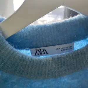 Supermysig tröja i fin blå färg!💙 Köpt på Zara, men finns inte kvar i sortimentet längre! Storlek S 