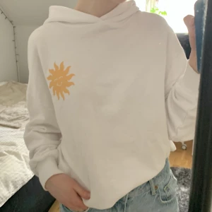 Hoodie med tryck - Vit hoodie med tryck, helt ny aldrig använd Den är lite oversize, så den passar större storlekar också