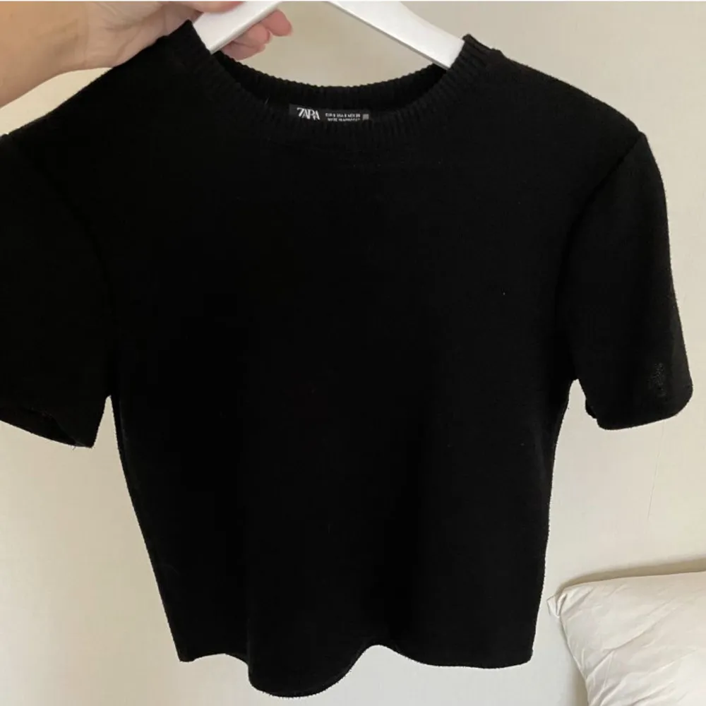 Säljer denna stickade tshirt från Zara. Fint skick!!. T-shirts.