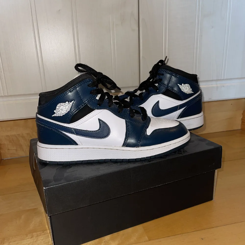 Jordans 1 mid i supersnygg mörk grön färg som jag fått så många komplimanger för men tyvärr måste sälja då jag ska flytta utomlands och får inte plats💖🥹Köpta på Restock förra året för 2750 kr. Storlek 38, använda fåtal gånger. Väldigt fint skick!. Kengät.