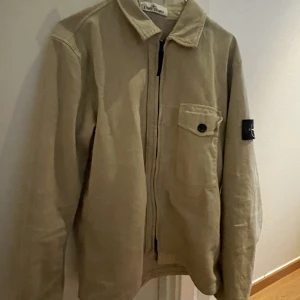 Stone island ower shirt - Skicka 7/10 köp på Nk för 3 tusen  Storlek M Färg: beige  Köparen betalar frakt