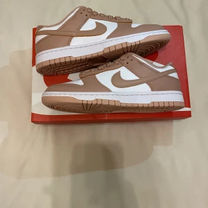 Nike Dunk Low (W) Rose Whisper - Hej! Jag säljer några helt nya par Nike Dunk Low (W) ”Rose Whisper” i storlekarna 38, 39, 41 och 44 för 1500kr ink frakt🌹😊 Fraktar samma eller dagen efter betalning 🚚 📦  Bara att höra av dig vid frågor eller för fler bilder! 📷😁 