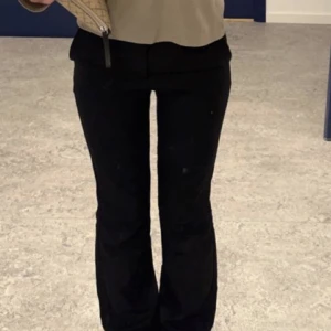 kostymbyxor  - jag säljer mina bikbok kostymbyxor som e för små för mig