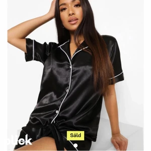 Satin pyjamas  - En satin pyjamas från boohoo. Köpt här på plick som nyskick. Endast använt den några få ggr så nästan som ny. Sitter som M. Köparen står för frakt!