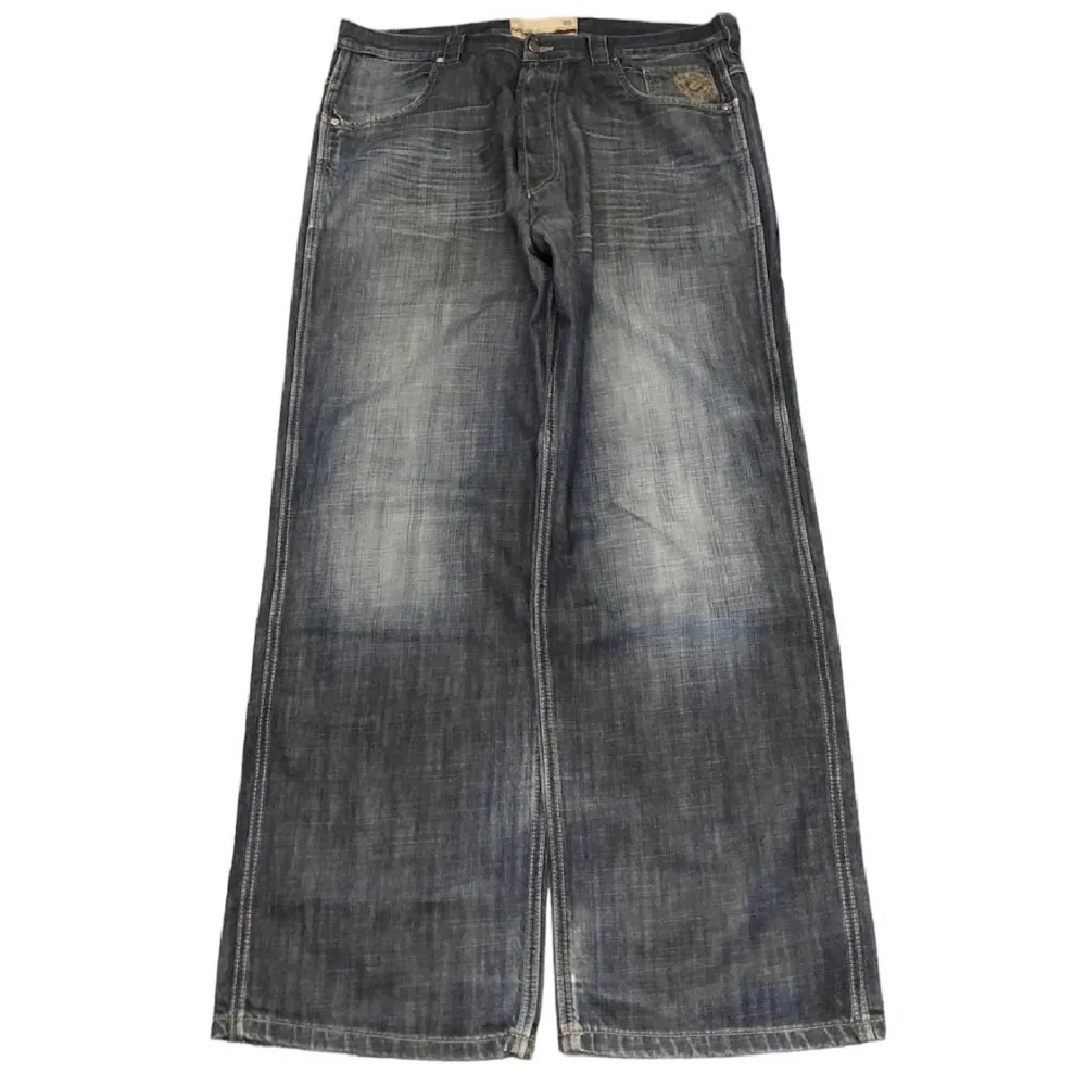 Skitsnygga y2k vintage baggy jeans!!!✨✨  Köpta här på plick men säljes då dom tyvärr är alldelles för stora på mig😭 Strl 34x34 i manstrl midjemått: 45 cm tvärs över.  Pris kan diskuteras vid snabb affär, frakt tillkommer💗. Jeans & Byxor.