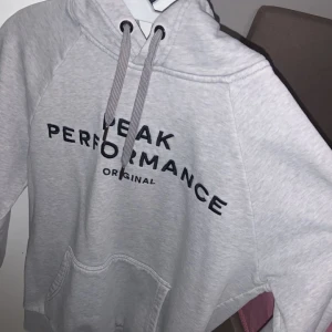 Peak performance hoodie  - En tröja som legat i garderobeni  ett tag som jag hittat när jag rensat garderoben men bra skick är den i 