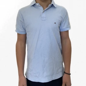 Hilfiger pike - En Tommy hilfiger pike, perfekt till sommaren/våren i ett bra skick 8/10. Inte några ytliga skador osv