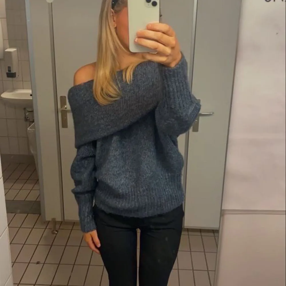 Säljer denna slutsålda offshoulder tröjan från H&M 💗 . Stickat.