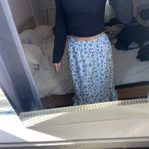 Kjol - Jättegullig lång blommig kjol stl S, anvnd gärna köp nu