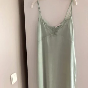 Mango satinklänning spets - Säljer en mint grön satinklänning. Storlek S/M. Flera bilder kommer👍🏼