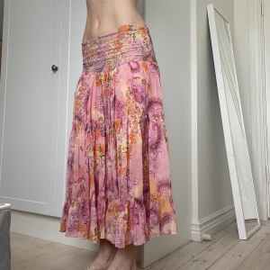 Zara klänning boho - Zara maxikjol till fötterna. Vintage zara i storlek M. Fint mönster med liten diskret guldtråd. Lågmidjad. Bohovibessss🖤🖤