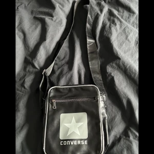 axelremsväska  - tvär skön converse axelremsväska köpt på free’p’star i paris, små defekter inga stora synliga. 