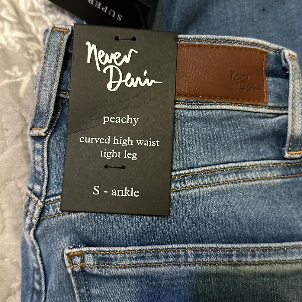 Ett par helt nya blåa jeans från bikbok i strl S sitter väldigt bra. Passar S-M. Prislappen kvar då dem endast är provade. . Jeans & Byxor.